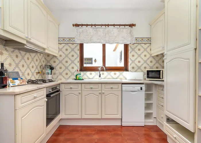 4 Bed Villa, Pool & Tennis Court In Villa Carvoeiro (Lagoa)
