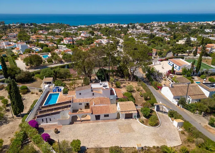 4 Bed Villa, Pool & Tennis Court In Villa Carvoeiro (Lagoa)