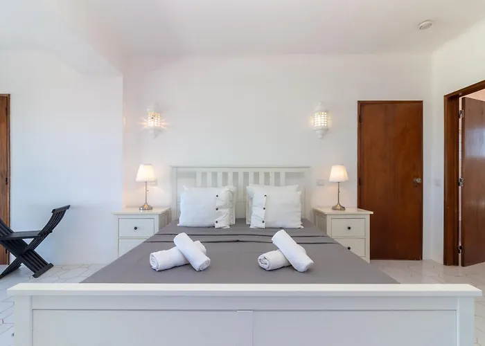 4 Bed Villa, Pool & Tennis Court In