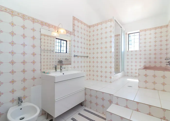 4 Bed Villa, Pool & Tennis Court In