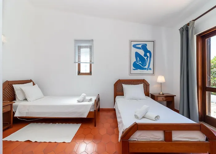 4 Bed Villa, Pool & Tennis Court In Carvoeiro (Lagoa)