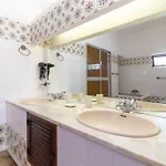 4 Bed Villa, Pool & Tennis Court In 别墅