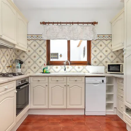 4 Bed Villa, Pool & Tennis Court In Villa Carvoeiro (Lagoa)