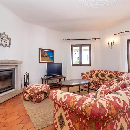 4 Bed Villa, Pool & Tennis Court In