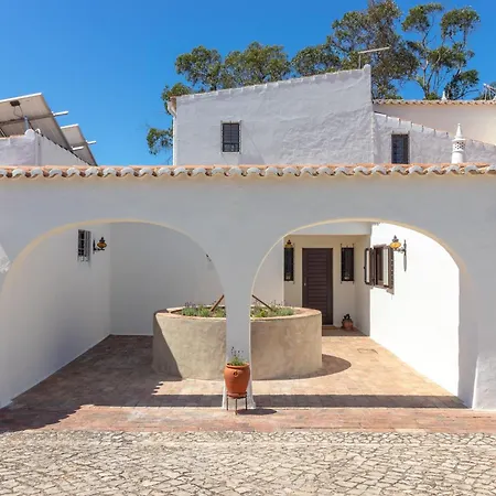 4 Bed Villa, Pool & Tennis Court In Villa Carvoeiro (Lagoa)