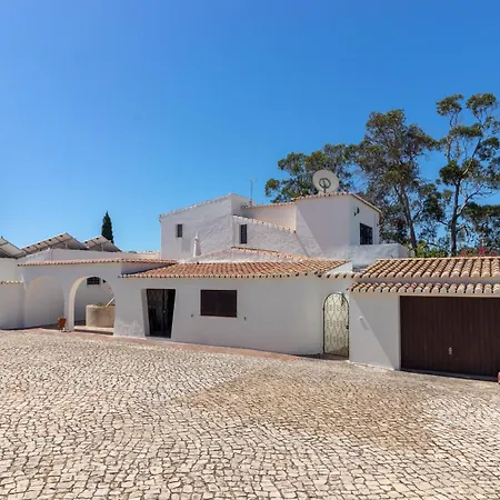 4 Bed Villa, Pool & Tennis Court In Vila Carvoeiro (Lagoa)