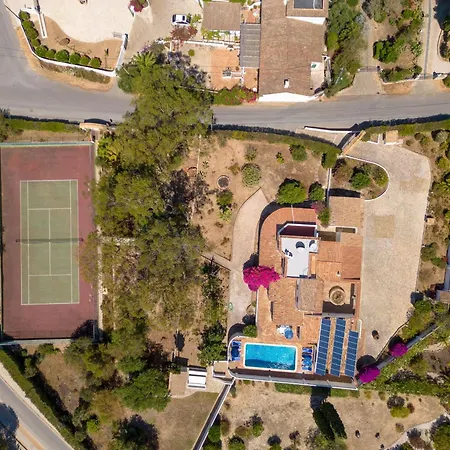 Vila 4 Bed Villa, Pool & Tennis Court In *
