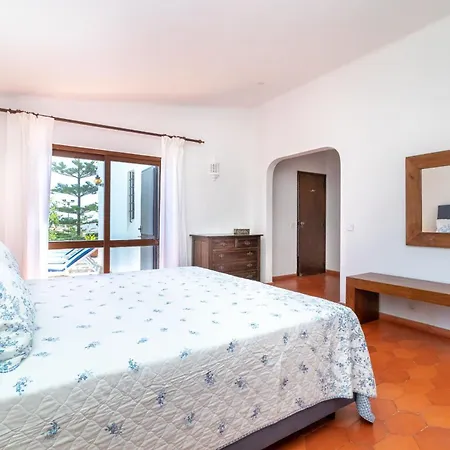 4 Bed Villa, Pool & Tennis Court In Villa Carvoeiro (Lagoa)