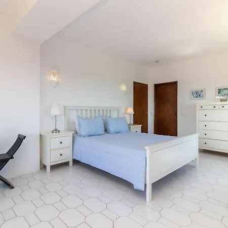Villa 4 Bed Villa, Pool & Tennis Court In Carvoeiro (Lagoa)