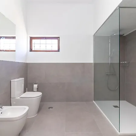 4 Bed Villa, Pool & Tennis Court In Villa