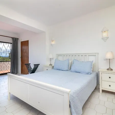 4 Bed Villa, Pool & Tennis Court In Villa Carvoeiro (Lagoa)
