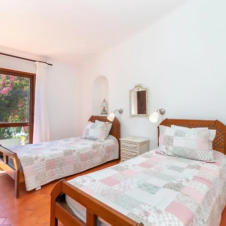 4 Bed Villa, Pool & Tennis Court In * Carvoeiro (Lagoa)