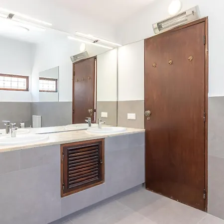 4 Bed Villa, Pool & Tennis Court In