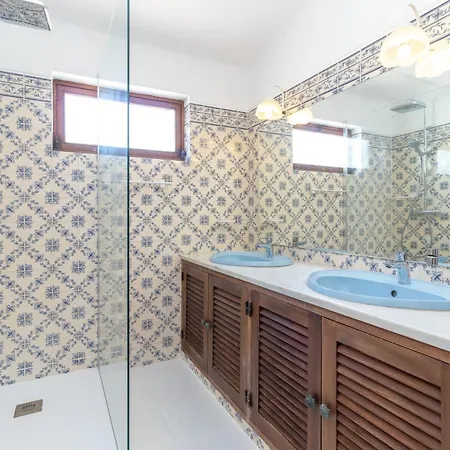4 Bed Villa, Pool & Tennis Court In Villa