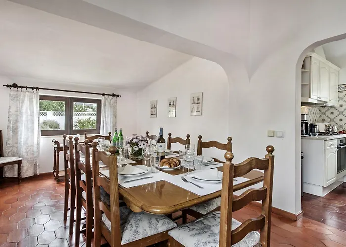 Vila 4 Bed Villa, Pool & Tennis Court In