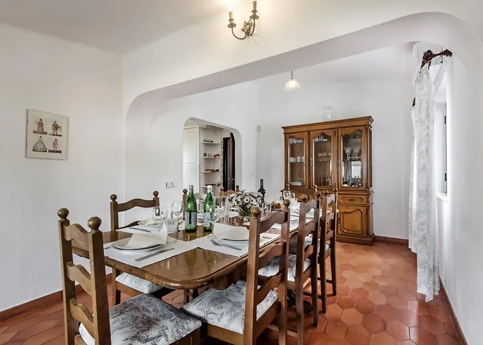 4 Bed Villa, Pool & Tennis Court In Carvoeiro (Lagoa)