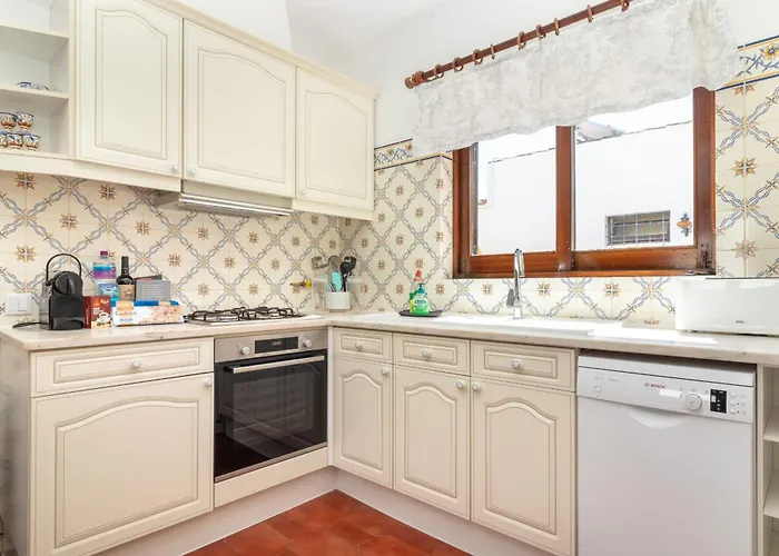 4 Bed Villa, Pool & Tennis Court In Carvoeiro (Lagoa)