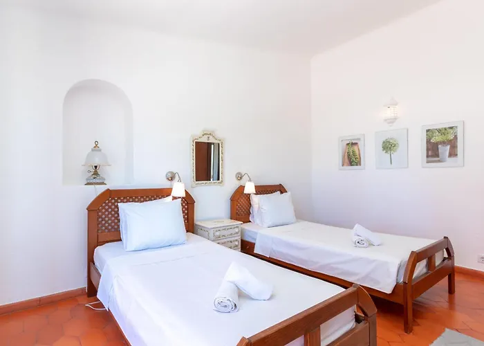 4 Bed Villa, Pool & Tennis Court In Vila *