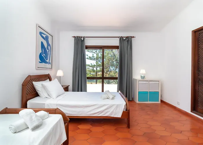4 Bed Villa, Pool & Tennis Court In Vila Carvoeiro (Lagoa)
