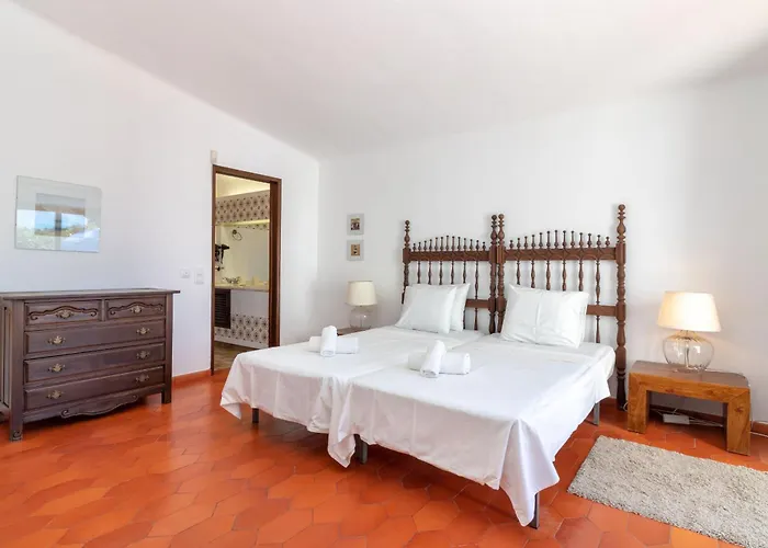4 Bed Villa, Pool & Tennis Court In *
