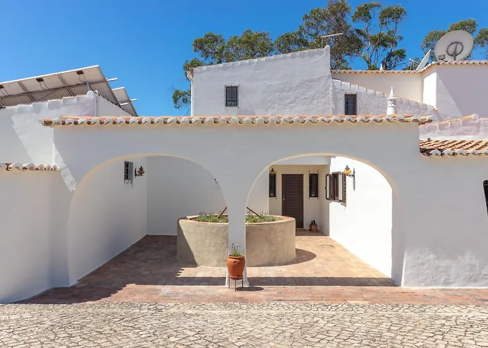 4 Bed Villa, Pool & Tennis Court In Vila Carvoeiro (Lagoa)