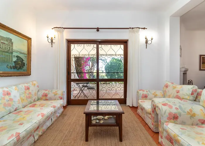 4 Bed Villa, Pool & Tennis Court In Carvoeiro (Lagoa)