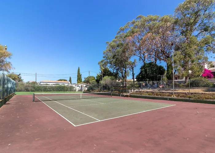 4 Bed Villa, Pool & Tennis Court In Vila Carvoeiro (Lagoa)