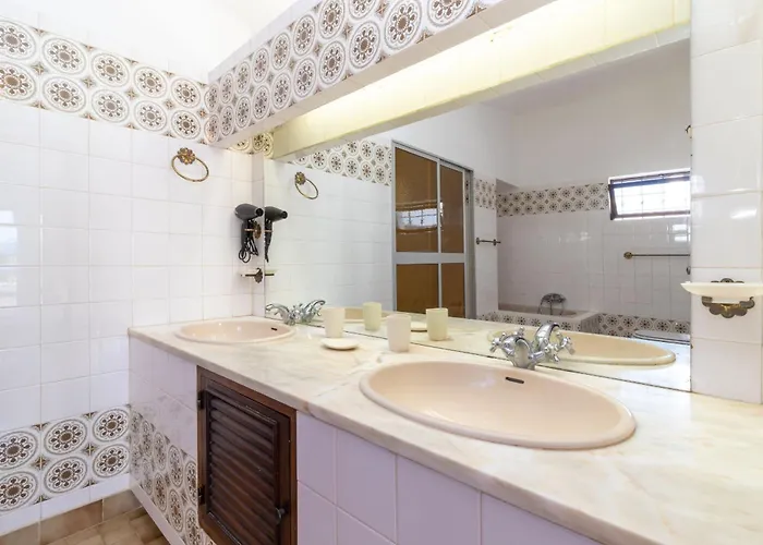 4 Bed Villa, Pool & Tennis Court In Vila