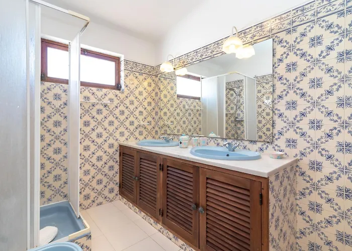 4 Bed Villa, Pool & Tennis Court In Carvoeiro (Lagoa)