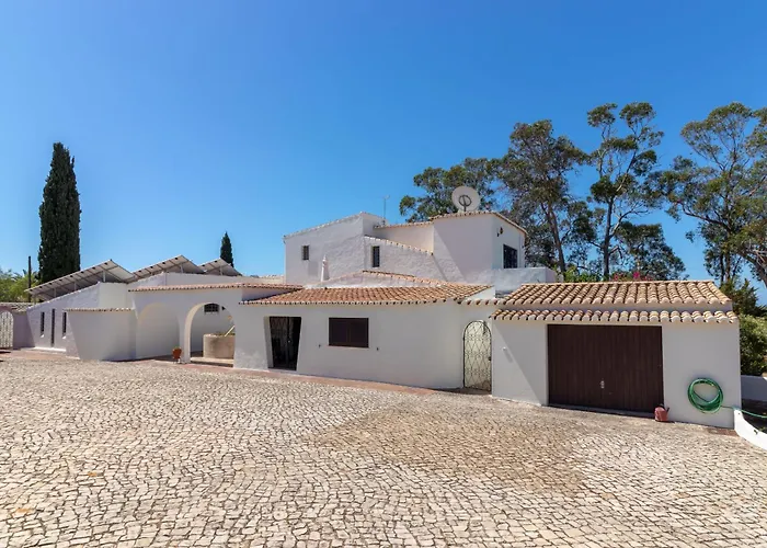 4 Bed Villa, Pool & Tennis Court In Vila Carvoeiro (Lagoa)