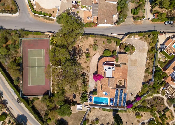 Vila 4 Bed Villa, Pool & Tennis Court In *