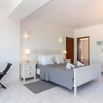 4 Bed Villa, Pool & Tennis Court In Βίλα *
