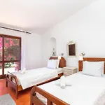 4 Bed Villa, Pool & Tennis Court In *