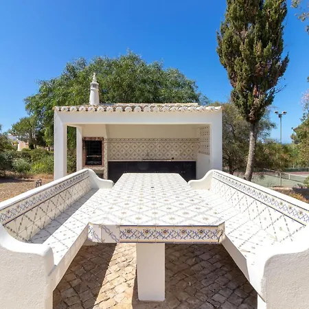 Villa 4 Bed Villa, Pool & Tennis Court In *