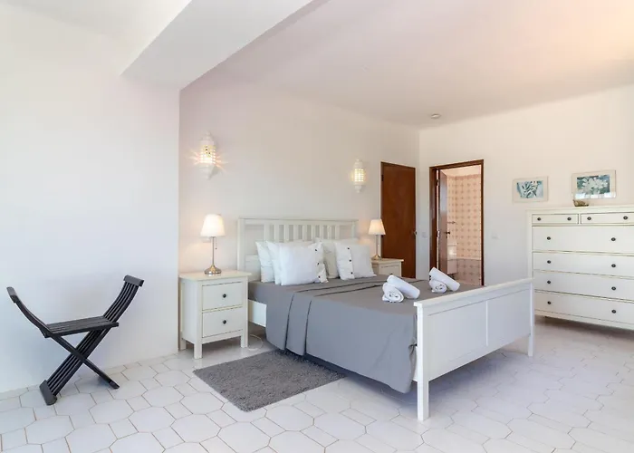 4 Bed Villa, Pool & Tennis Court In Villa *