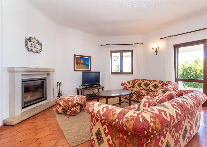 4 Bed Villa, Pool & Tennis Court In