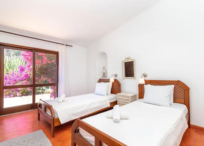 4 Bed Villa, Pool & Tennis Court In *